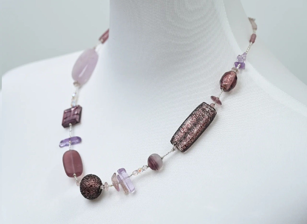 高貴な雰囲気　落ち着いた雰囲気のベネチアンガラスネックレス