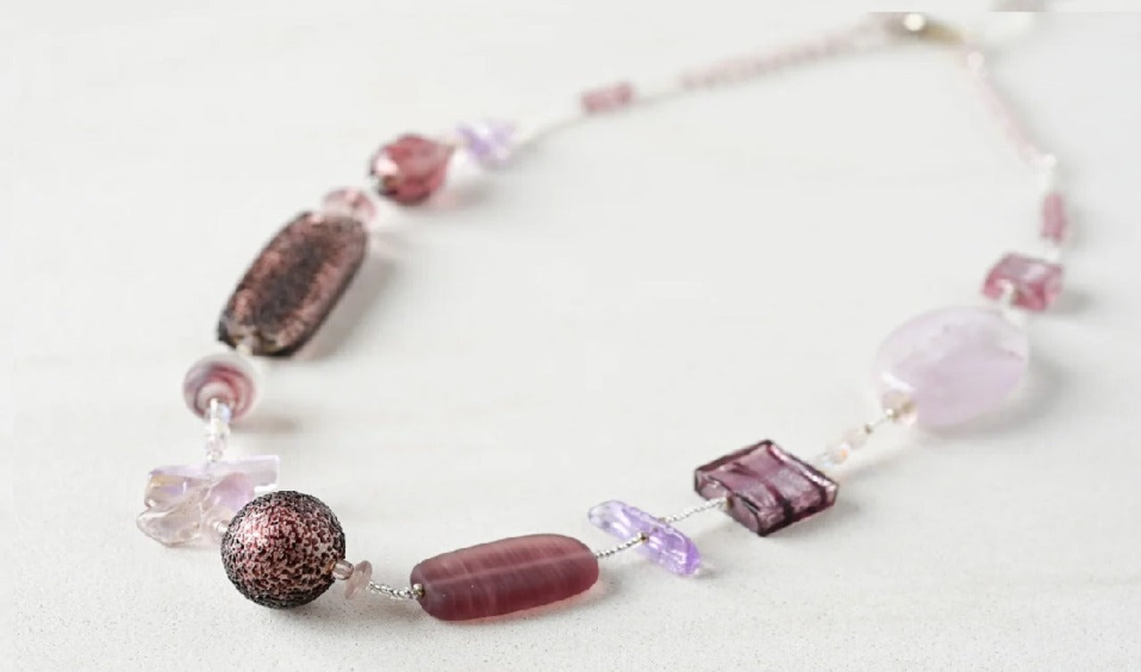 高貴な雰囲気　落ち着いた雰囲気のベネチアンガラスネックレス