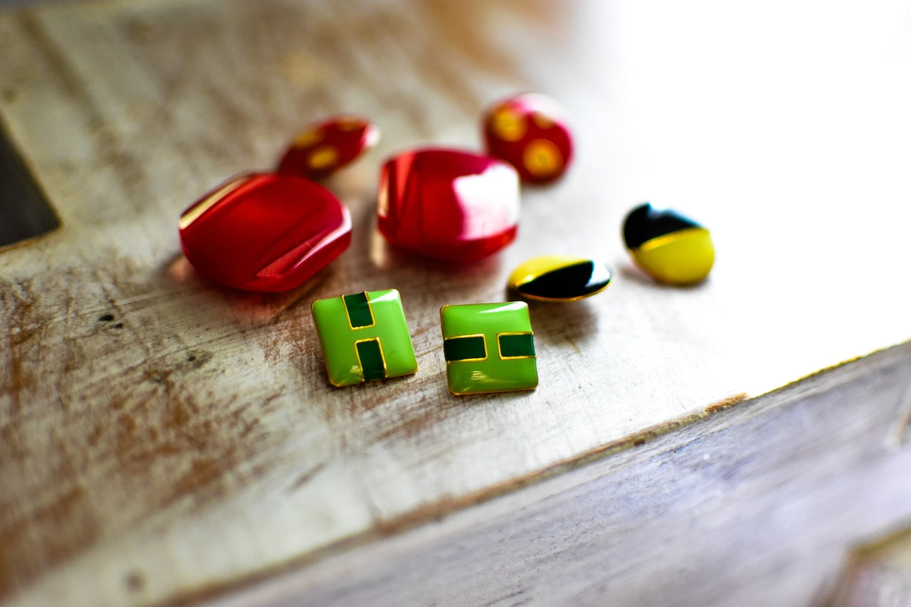 フランスのヴィンテージボタン　正方形　グリーン　メタルボタン  1.4センチ