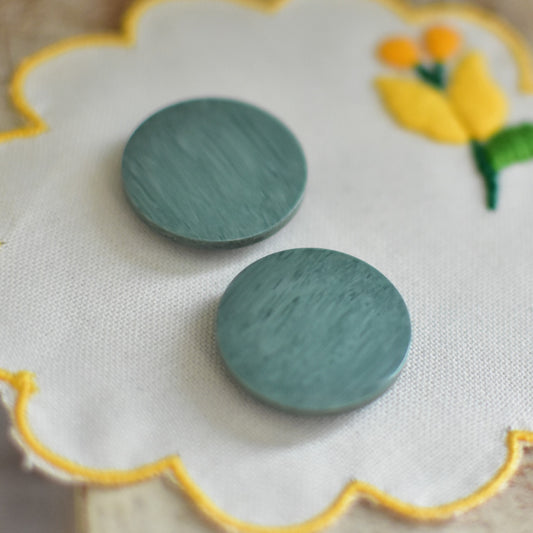 グリーン色デザイン色ボタン大　　2つセット　ヴィンテージボタン　日本製　