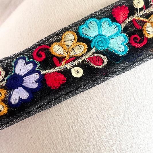 ブラックチュールにカラフル刺繍の細リボン（幅2.5cm・1メートル）