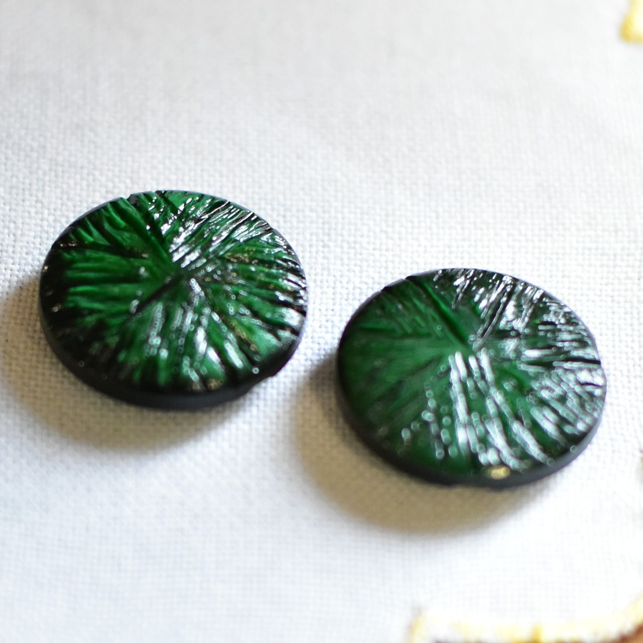 フランスのヴィンテージボタン　ラウンド型　ヴインテージガラス製　