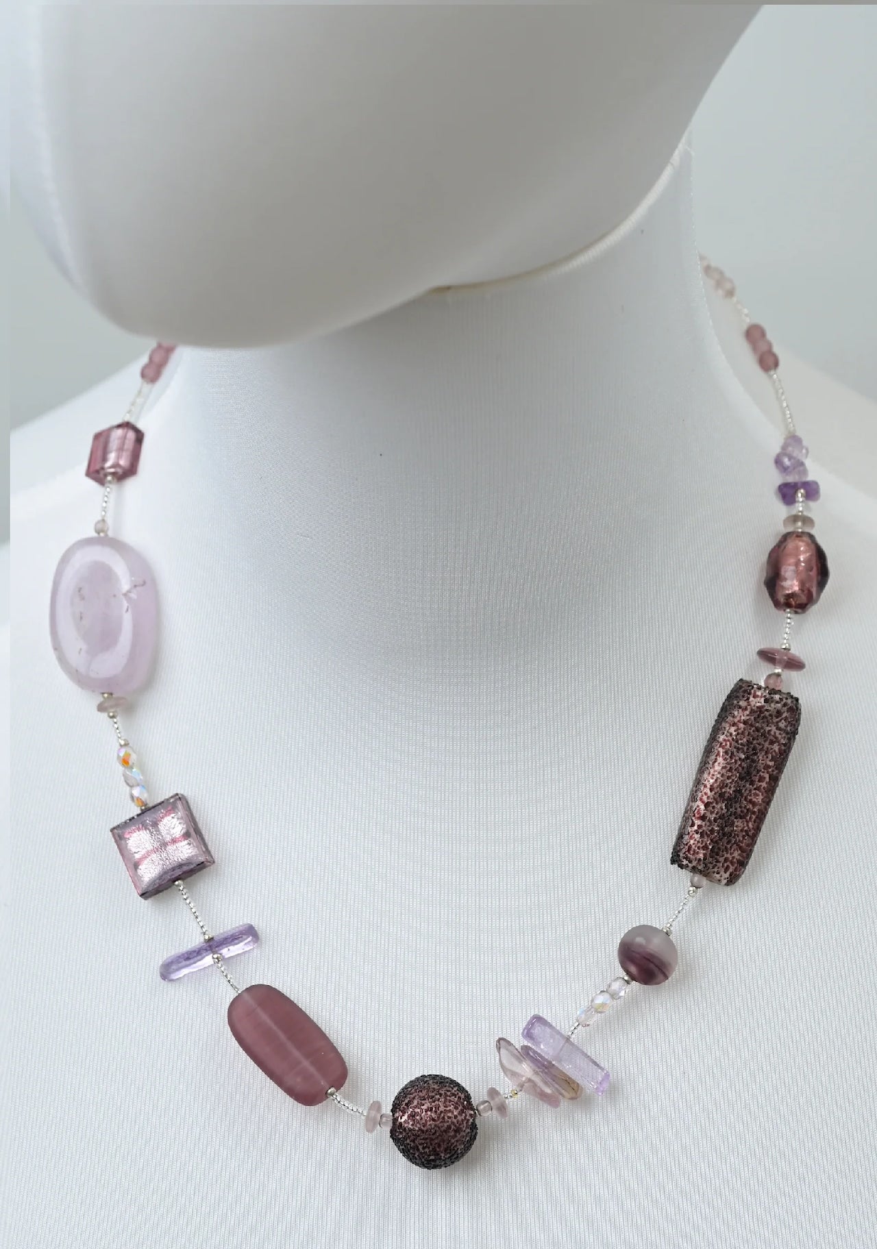 高貴な雰囲気　落ち着いた雰囲気のベネチアンガラスネックレス