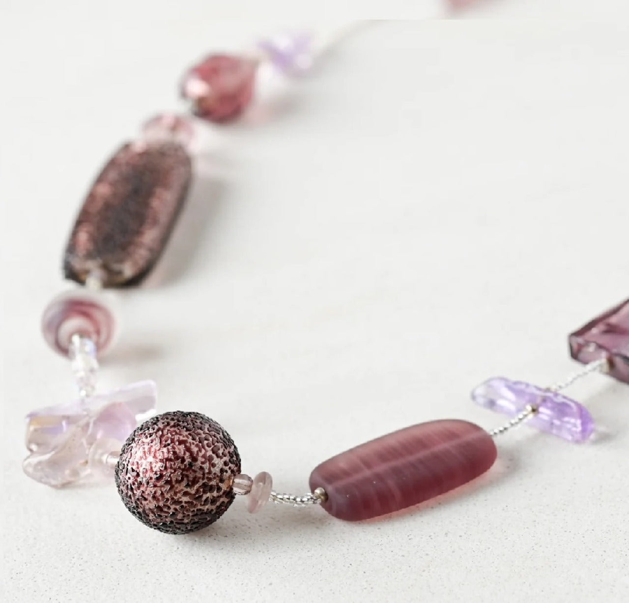 高貴な雰囲気　落ち着いた雰囲気のベネチアンガラスネックレス