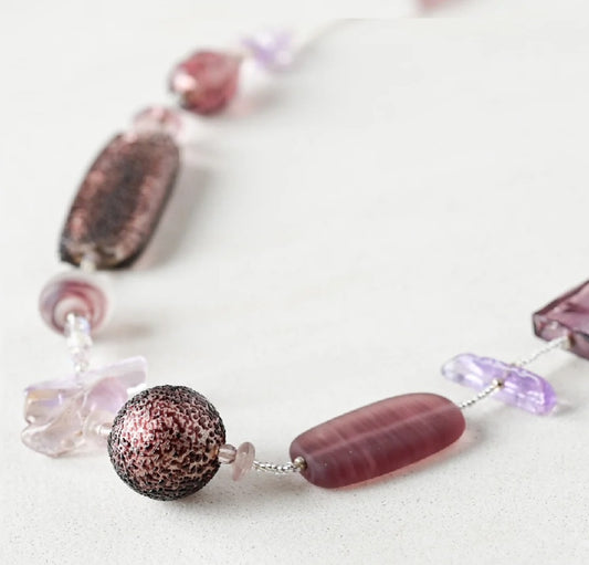 高貴な雰囲気　落ち着いた雰囲気のベネチアンガラスネックレス