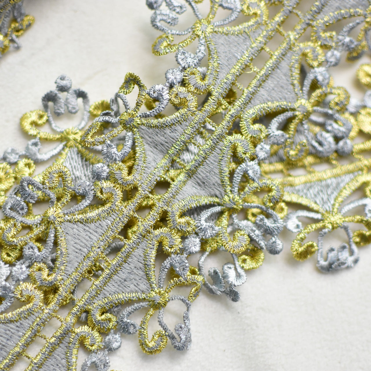 シルバー×ゴールドの立体刺繍リボン（幅8cm・1メートル）