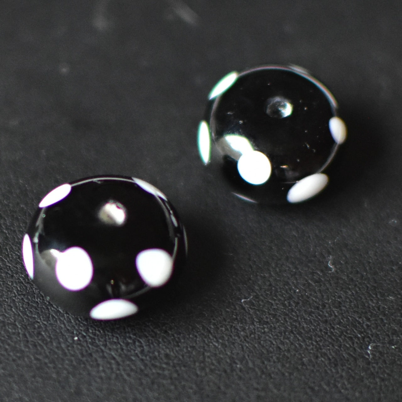 2個セット　チェコ　ヴィンテージビーズ　ドット柄