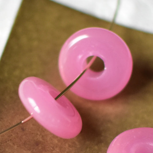 2個セット　ベネチアンガラスビーズ　ミルキーピンクドーナツ型