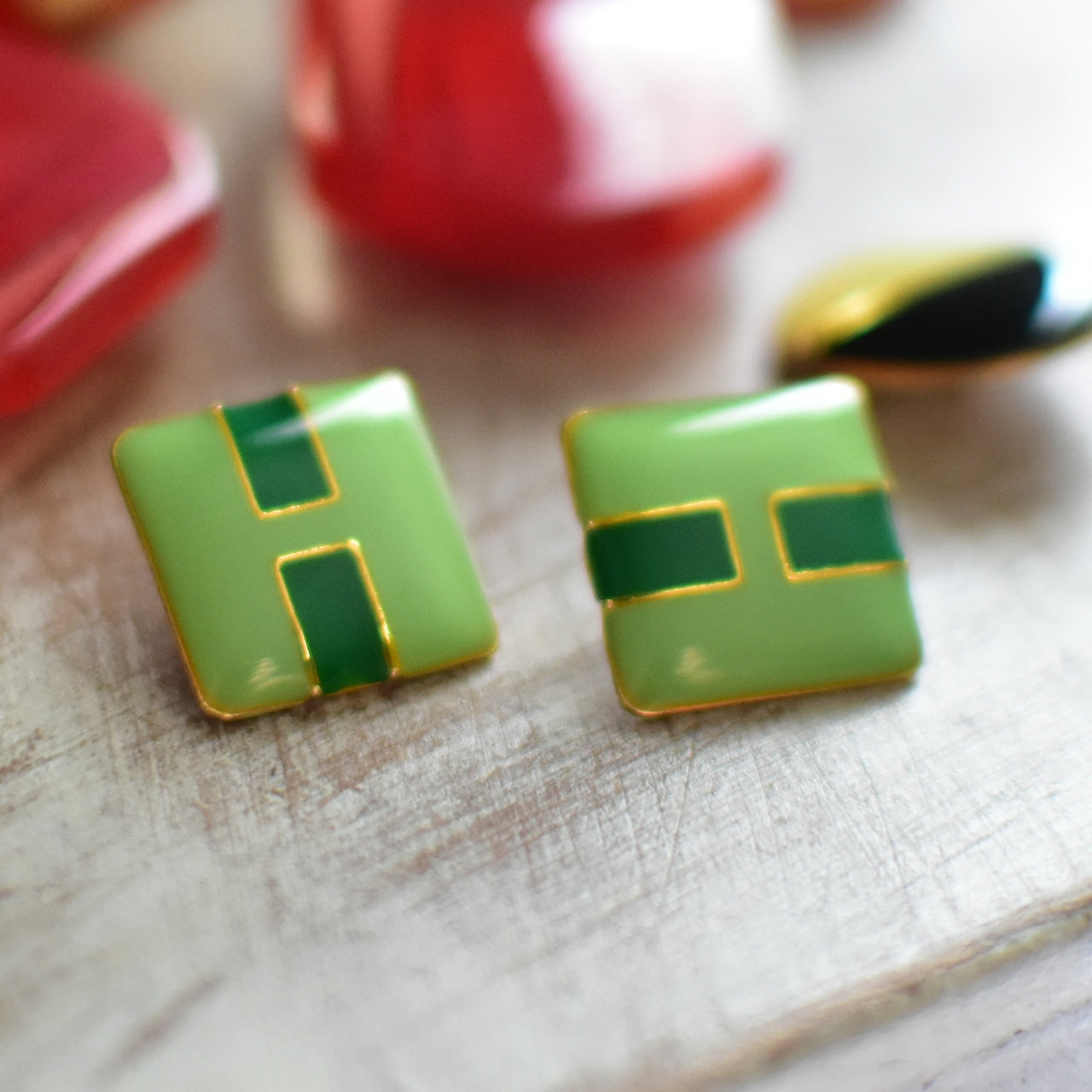 フランスのヴィンテージボタン　正方形　グリーン　メタルボタン  1.4センチ