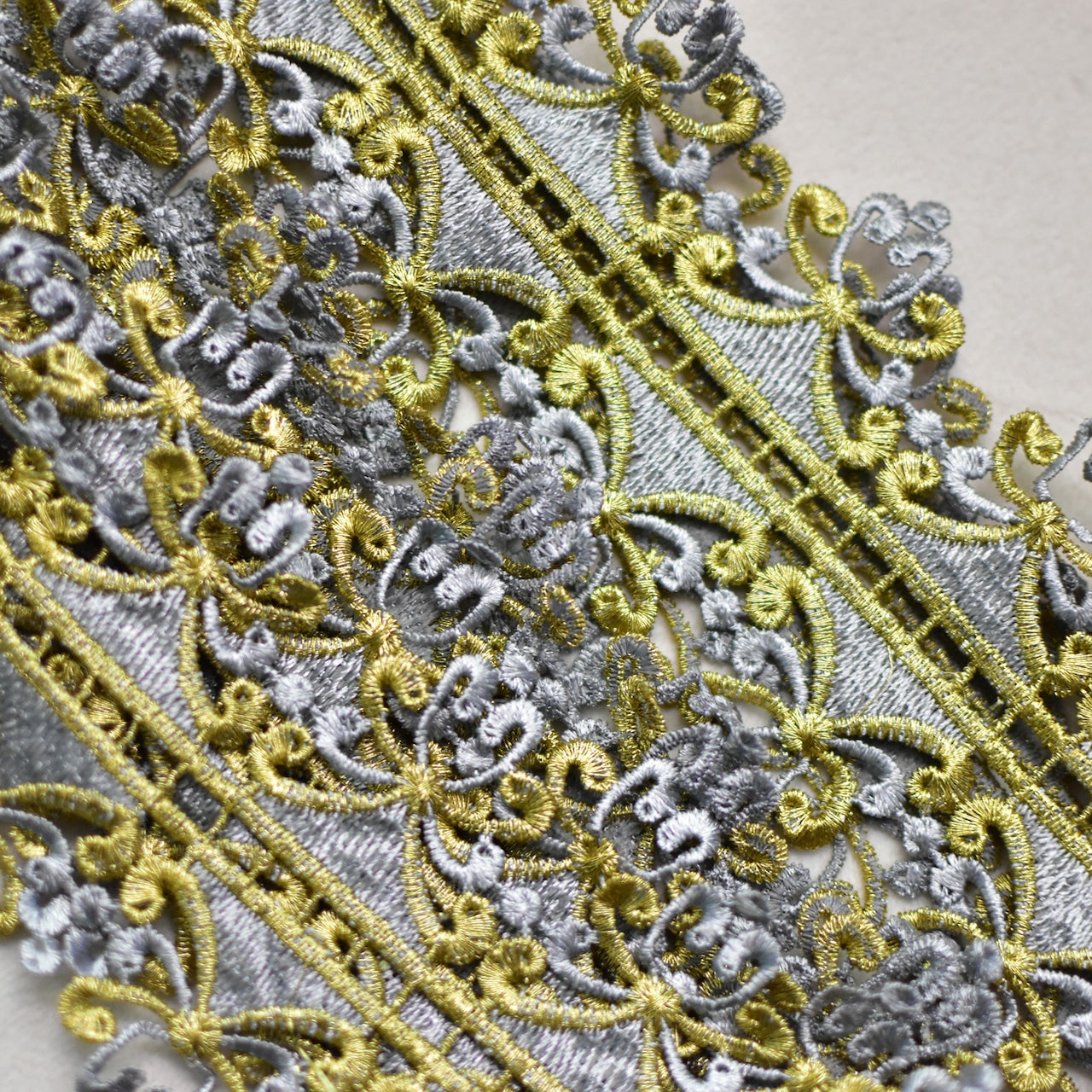 シルバー×ゴールドの立体刺繍リボン（幅8cm・1メートル）