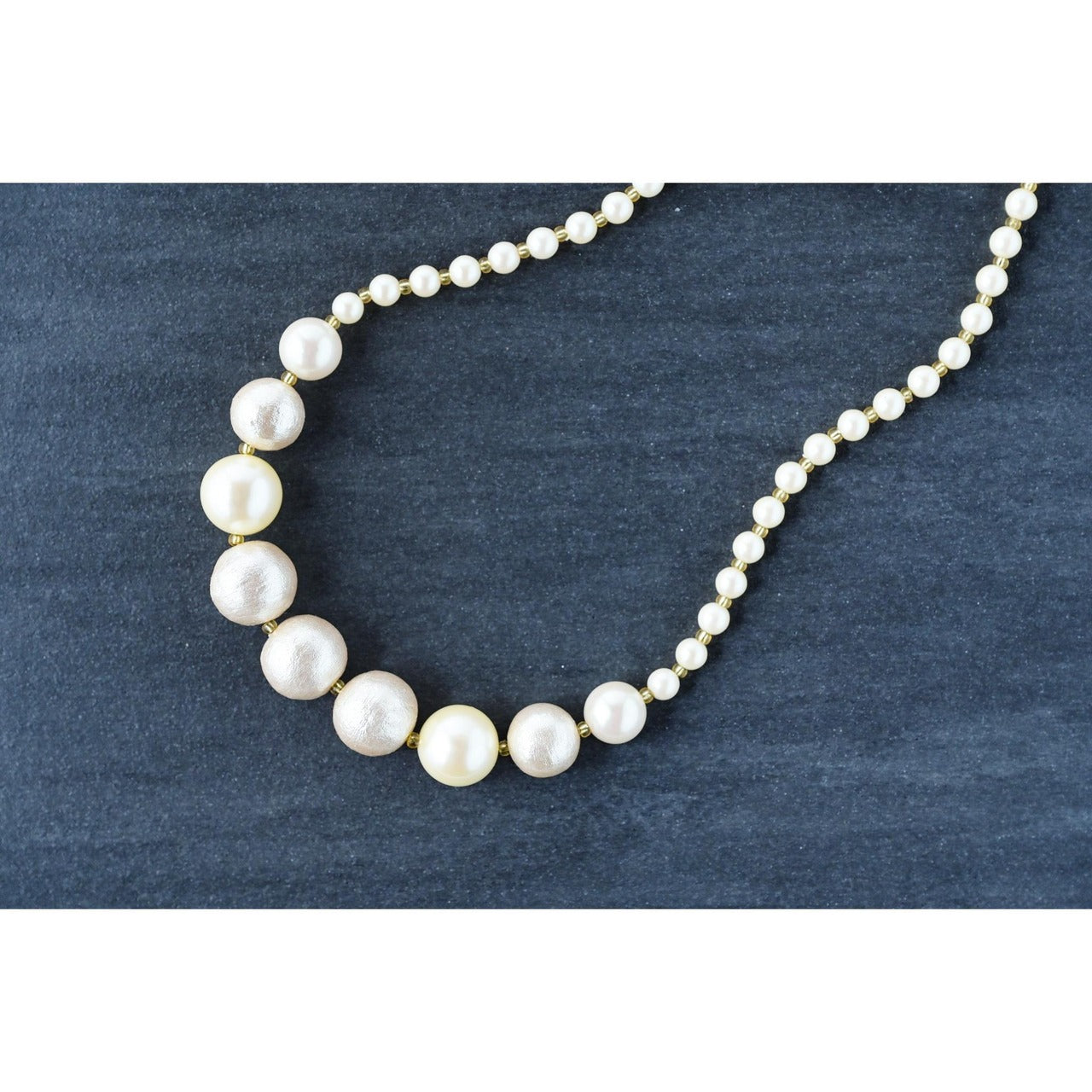 コットンパールとガラスパールのネックレス